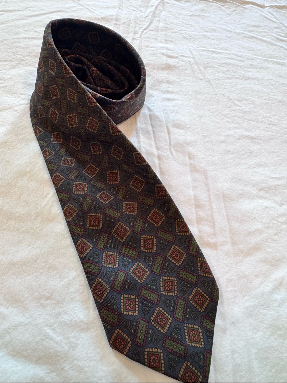 Vintage John Comfort Classic Geometric Pattern Men’s Tie in deep blue  and Green
